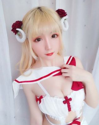 女大学生特殊的精油按摩